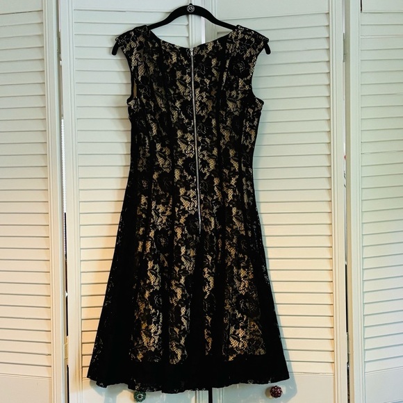 Julian Taylor Black and Tan Lace Overlay A-Line Cap Sleeve Midi Dress Size 6 - Picture 3 of 6
